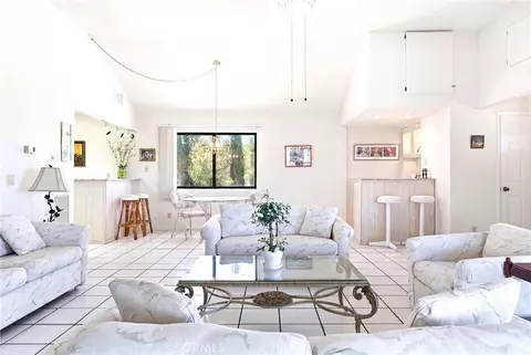 Living - 25274 Skyline, Apple Valley, CA 92308 photo 4 of 5