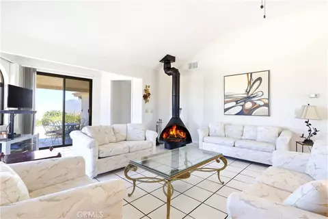Living - 25274 Skyline, Apple Valley, CA 92308 photo 2 of 5