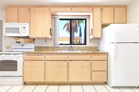 Kitchen - 25274 Skyline, Apple Valley, CA 92308 photo 2 of 5