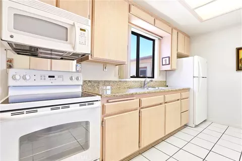 Kitchen - 25274 Skyline, Apple Valley, CA 92308 photo 4 of 5