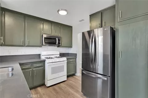 Kitchen - 12696 Kiowa Rd, Apple Valley, CA 92308 photo 3 of 3
