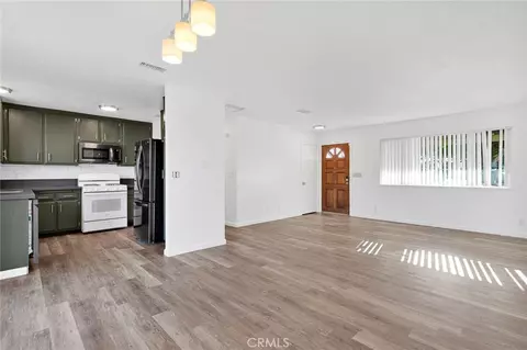 Living - 12696 Kiowa Rd, Apple Valley, CA 92308 photo 3 of 4