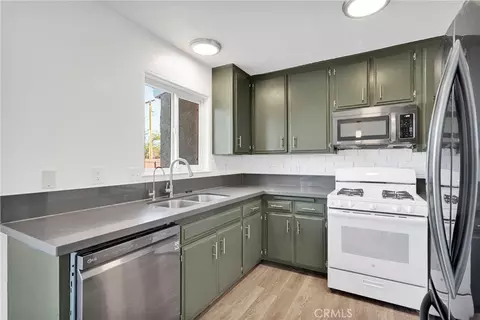 Kitchen - 12696 Kiowa Rd, Apple Valley, CA 92308 photo 2 of 3
