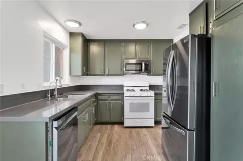 Kitchen - 12696 Kiowa Rd, Apple Valley, CA 92308 photo 1 of 3
