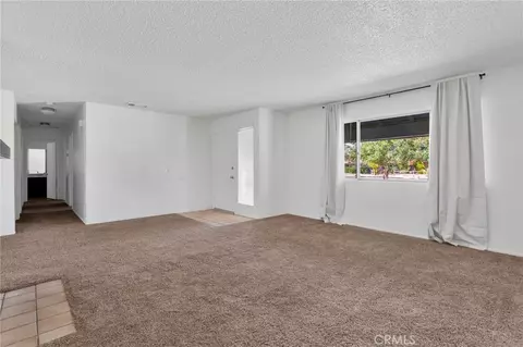 Living - 15498 Washoan, Apple Valley, CA 92307 photo 4 of 5