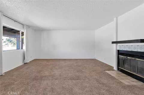 Living - 15498 Washoan, Apple Valley, CA 92307 photo 2 of 5