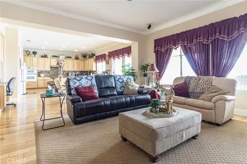 Living - 12348 Winesap, Apple Valley, CA 92308 photo 2 of 2