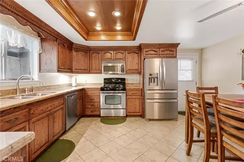 Kitchen - 10373 Kern Ave, Hesperia, CA 92345 photo 1 of 4