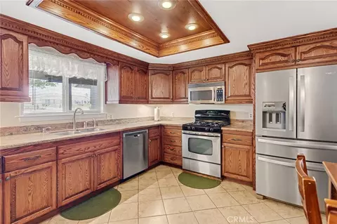 Kitchen - 10373 Kern Ave, Hesperia, CA 92345 photo 2 of 4