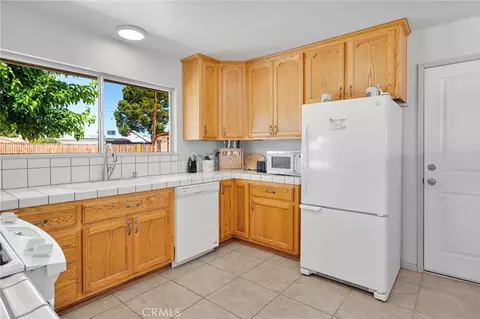 Kitchen - 14204 Crow Rd, Apple Valley, CA 92307 photo 2 of 4