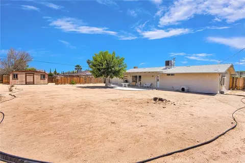 Exterior - 14204 Crow Rd, Apple Valley, CA 92307 photo 4 of 9