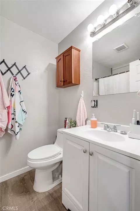 Bath - 25380 Anderson Ave, Barstow, CA 92311 photo 2 of 7