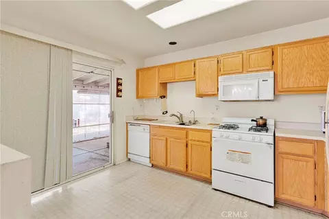 Kitchen - 15449 Lassen, Adelanto, CA 92301 photo 1 of 3