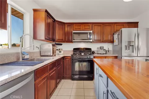 Kitchen - 15129 Cedar St, Hesperia, CA 92345 photo 4 of 5