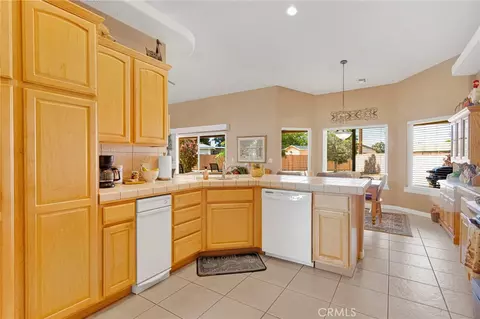 Kitchen - 14128 Rincon, Apple Valley, CA 92307 photo 2 of 5