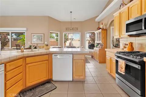 Kitchen - 14128 Rincon, Apple Valley, CA 92307 photo 3 of 5