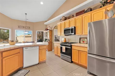 Kitchen - 14128 Rincon, Apple Valley, CA 92307 photo 4 of 5