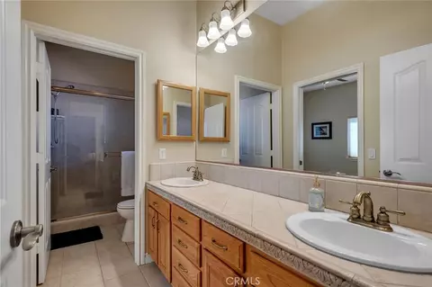 Bath - 19274 Kanbridge St, Apple Valley, CA 92308 photo 3 of 3