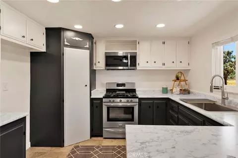 Kitchen - 31178 Pawnee, Lucerne Valley, CA 92356 photo 2 of 4