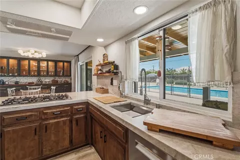 Kitchen - 16230 Saint Timothy Rd, Apple Valley, CA 92307 photo 4 of 5