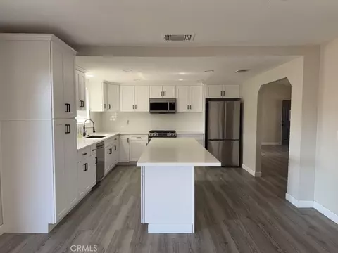 Kitchen - 13839 Rincon, Apple Valley, CA 92307 photo 3 of 5