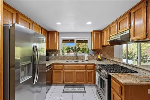 Kitchen - 7344 Oxford Ave, Hesperia, CA 92345 photo 2 of 5
