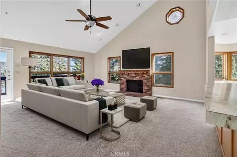 Living - 5328 Shirley J, Wrightwood, CA 92397 photo 4 of 12