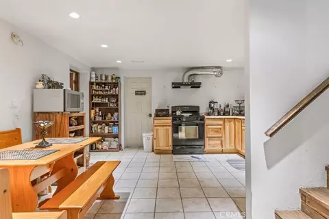 Kitchen - 24087 Clover Spg, Tehachapi, CA 93561 photo 7 of 8