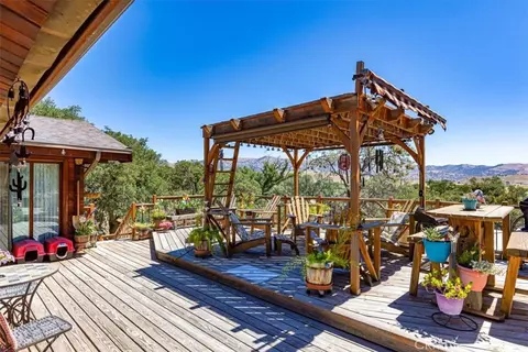 Exterior - 24087 Clover Spg, Tehachapi, CA 93561 photo 3 of 11