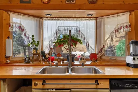 Kitchen - 24087 Clover Spg, Tehachapi, CA 93561 photo 4 of 8