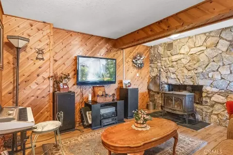 Living - 24087 Clover Spg, Tehachapi, CA 93561 photo 4 of 4