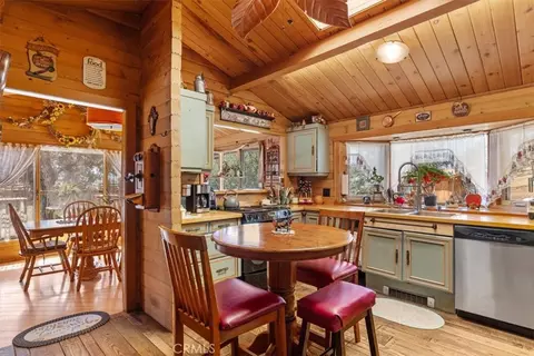 Kitchen - 24087 Clover Spg, Tehachapi, CA 93561 photo 3 of 8