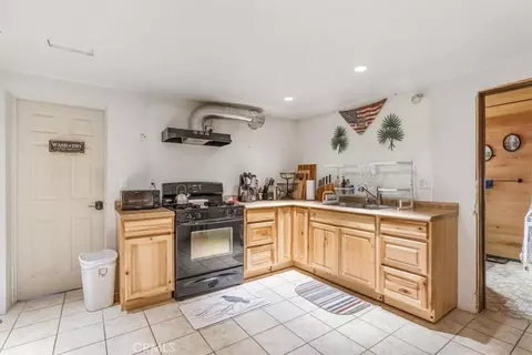 Kitchen - 24087 Clover Spg, Tehachapi, CA 93561 photo 8 of 8