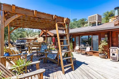 Exterior - 24087 Clover Spg, Tehachapi, CA 93561 photo 5 of 11