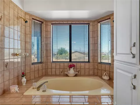 Bath - 19456 Saint Timothy Ln, Apple Valley, CA 92307 photo 3 of 3