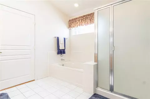 Bath - 19581 Saint Andrews Way, Apple Valley, CA 92308 photo 3 of 6
