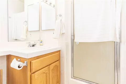Bath - 19581 Saint Andrews Way, Apple Valley, CA 92308 photo 6 of 6