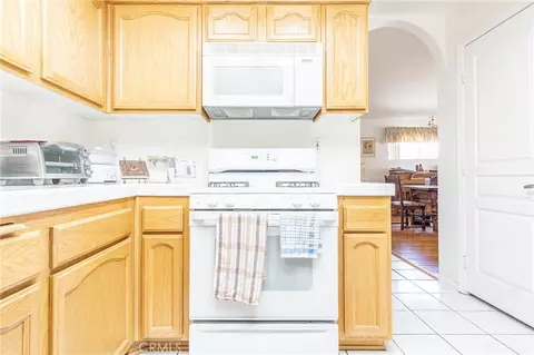 Kitchen - 19581 Saint Andrews Way, Apple Valley, CA 92308 photo 3 of 5
