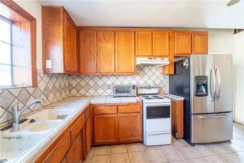 Kitchen - 8390 Milpas, Apple Valley, CA 92308 photo 2 of 3