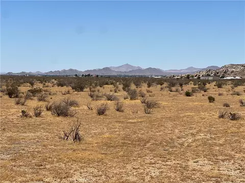 5 Del Oro Rd, Apple Valley, CA 92308