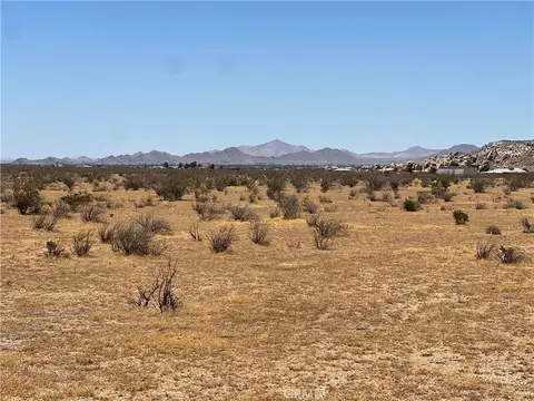 5 Del Oro Rd, Apple Valley, CA 92308