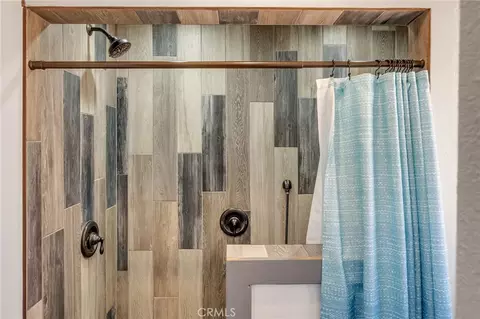 Bath - 14478 Amador Ct, Apple Valley, CA 92307 photo 3 of 3