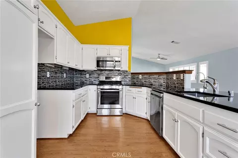 Kitchen - 16470 Pauhaska, Apple Valley, CA 92307 photo 3 of 4