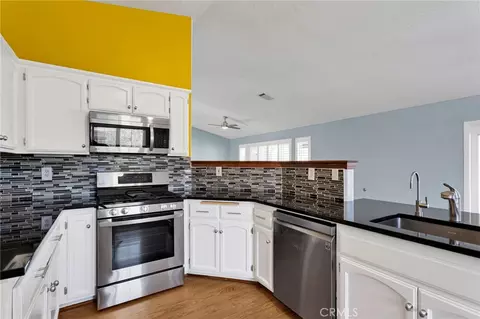 Kitchen - 16470 Pauhaska, Apple Valley, CA 92307 photo 4 of 4
