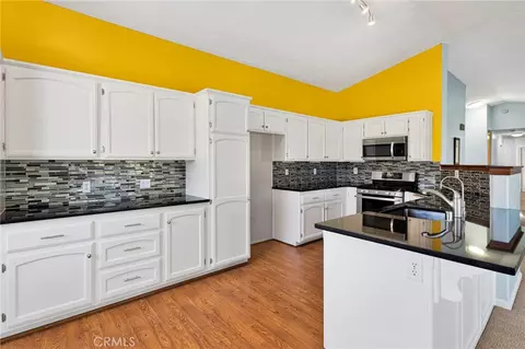 Kitchen - 16470 Pauhaska, Apple Valley, CA 92307 photo 2 of 4