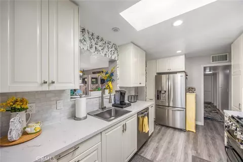 Kitchen - 15212 El Centro St, Hesperia, CA 92345 photo 1 of 5