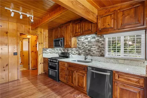 Kitchen - 5180 Lone Pine Cyn, Wrightwood, CA 92397 photo 2 of 2