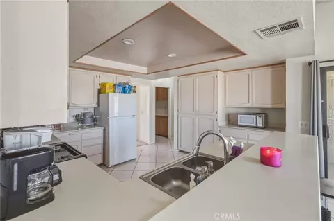 Kitchen - 13382 Ivanpah, Apple Valley, CA 92308 photo 3 of 5