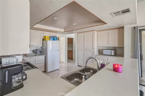 Kitchen - 13382 Ivanpah, Apple Valley, CA 92308 photo 3 of 5