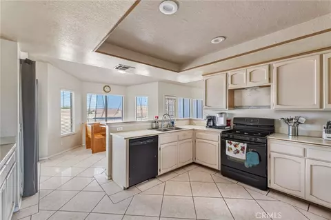 Kitchen - 13382 Ivanpah, Apple Valley, CA 92308 photo 5 of 5